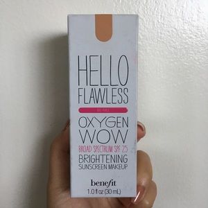Brand new - Benefit foundation in Honey